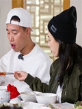 《Running Man》最新现场图 “周一情侣”甜蜜喂食粉红爆表