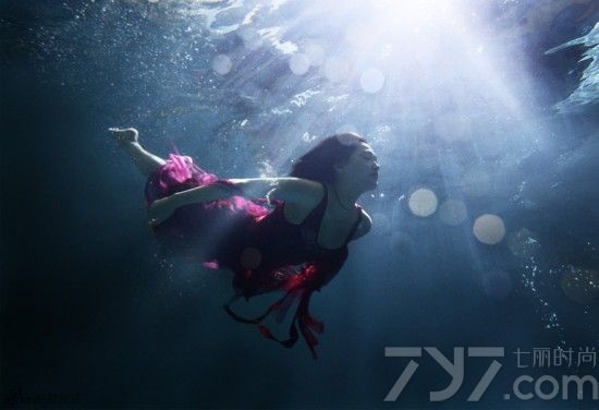 日本女星绫濑遥拍摄了一组海底写真，身着轻纱长裙在水中畅游，白净的肌肤闪耀，丰满的身材若隐若现，十分性感迷人。犹如美人鱼一般，唯美梦幻，十分美艳。