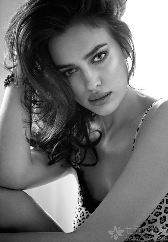 近日C罗前女友、俄罗斯超模伊莉娜·莎伊克(Irina Shayk)为某品牌拍摄了一组最新内衣代言写真，伊莲娜身穿性感的内衣，一会儿眼神魅惑、一会儿美胸诱人、一会儿搔首弄姿野性诱人,大秀性感的曲线，酥胸挺拔秀翘臀实在是令人沉醉不已。