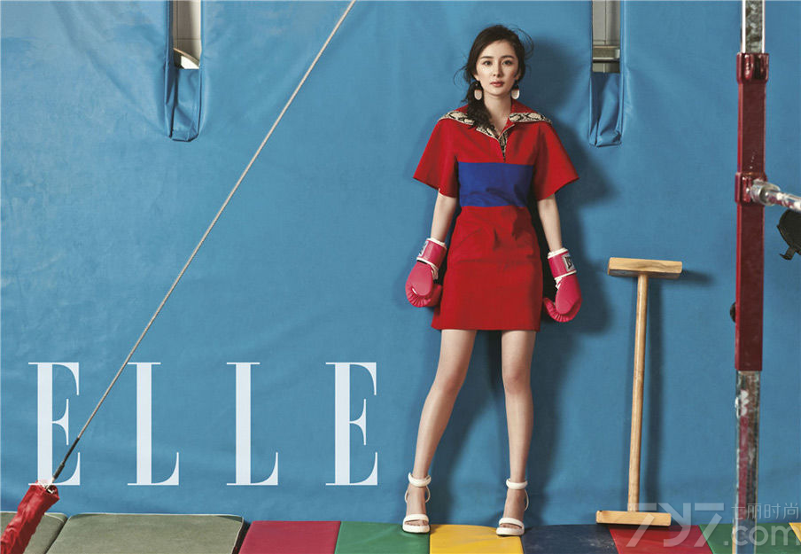 近日，杨幂为《ELLE》杂志拍摄了一组封面写真，图片中，杨幂以橘色系妆容搭配慵懒随性的蓬松编发出镜，造型极具初春甜美的氛围。其中，还与各种体育器材互动，眼神和肢体动作却无不展现出坚定和力度，一双美腿更是白暂修长却并不骨感瘦弱，让不少网友感叹：“杨幂的性感甜美中带着力量！”
