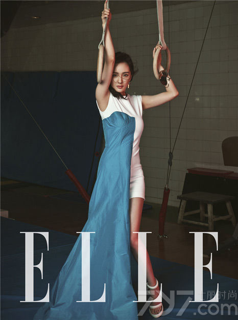 近日，杨幂为《ELLE》杂志拍摄了一组封面写真，图片中，杨幂以橘色系妆容搭配慵懒随性的蓬松编发出镜，造型极具初春甜美的氛围。其中，还与各种体育器材互动，眼神和肢体动作却无不展现出坚定和力度，一双美腿更是白暂修长却并不骨感瘦弱，让不少网友感叹：“杨幂的性感甜美中带着力量！”
