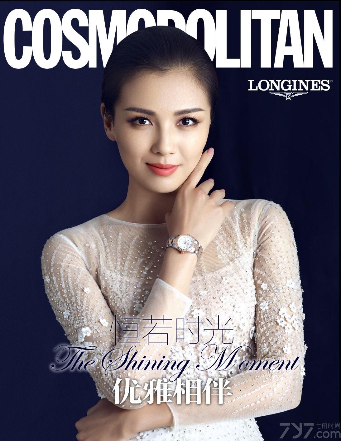 近日，刘涛登《cosmo》2015年1月开年特刊封面，拍摄一组时尚大片曝光。刘涛身着白纱长裙，眼神柔和，从容大气，时光女神隽永优雅。

刘涛以一袭灰色v领短裙打底，黑白格oversize风衣披肩，秀发利落盘起，眼神柔和，从容大气。在另一套造型中，身着淡蓝色抹胸流苏长裙，妆容精致，犹如一幅醉人画卷般如梦如幻。刘涛身着灰色高领针织衫搭配黑色细带腕表，轻托白色咖啡杯嫣然浅笑，在寒冷的冬日里给人以幸福的温暖。 