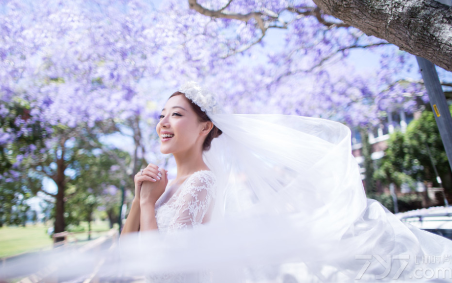 今日，小姨妈邓家佳在微博中大秀恩爱婚纱照，称相爱十年，感谢你陪我走向人生新的阶段，与相恋十年的圈外男友在澳洲举行婚礼。据了解，两人在一次聚会上相识，一见钟情后，两人分开两地，靠着每天发邮件来维系感情，10年期间还包括异地恋5年后，尽管分开两地，但依旧无法阻碍两人相爱，最终两人在相爱十年后步入婚姻殿堂！