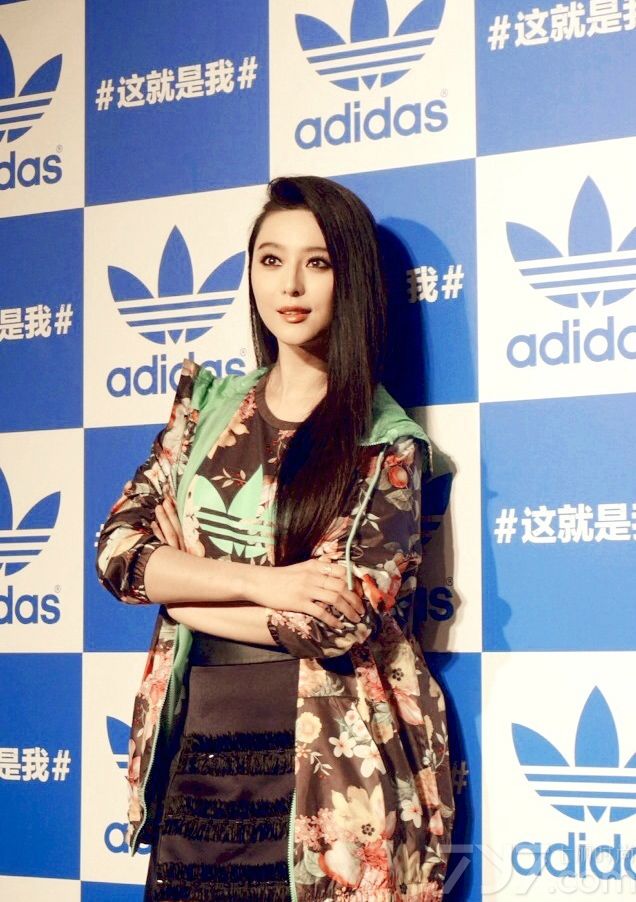 日前，范冰冰出席了在上海举办的adidas originals“这就是我”三叶草主题派对。活动当晚，adidas originals全球代言人范冰冰身着印花潮装亮相红毯，用全新搭配诠释了完美主义，并领衔了运动时尚的最in潮流。