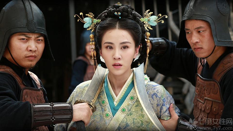 近日，由王珞丹、林峰、李欣聪、周丽淇等联袂主演的《卫子夫》正在卫视热播，该剧讲述了汉武帝刘彻（林峰饰）的第二任皇后卫子夫（王珞丹饰）从一个平凡歌姬变身一代贤后，与汉武帝厮守四十八年的传奇故事。青年演员李欣聪在剧中饰演卫子夫的好姐妹沈葭，默默守在身边不离不弃，鼓励和支持着她。而由李欣聪饰演的沈葭剧照也于今日曝光，图中沈葭与卫子夫相互依靠，并时刻陪伴在卫子夫身边，姐妹情深。