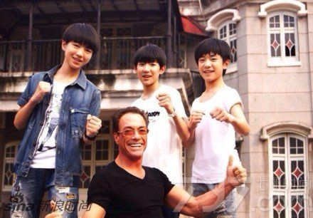 目前人气最高的小鲜肉偶像组合TFBOYS,是由成员王俊凯、王源、易烊千玺三人组成。十四五岁的三小只,是目前名符其实的“嫩偶”。下面为大家收集了TFBOYS组合的各种图片大全，一起来看看吧！