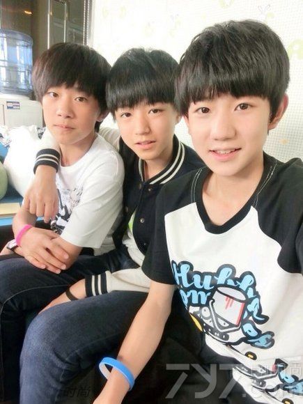 目前人气最高的小鲜肉偶像组合TFBOYS,是由成员王俊凯、王源、易烊千玺三人组成。十四五岁的三小只,是目前名符其实的“嫩偶”。下面为大家收集了TFBOYS组合的各种图片大全，一起来看看吧！