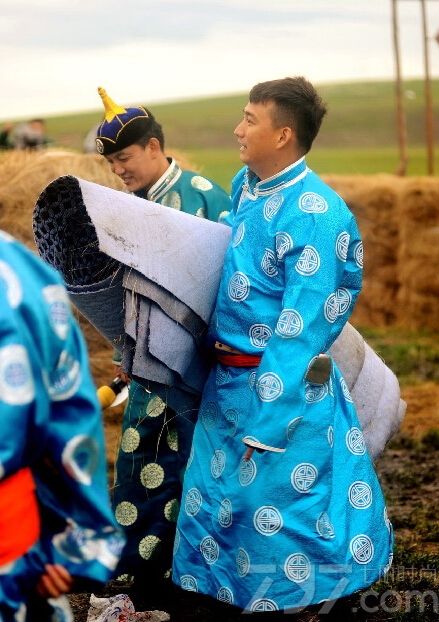 《爸爸去哪儿》第二季第四站来到了内蒙古呼伦贝尔草原。尽管全国各地均已开启“烧烤”模式，但大草原上的气温却是格外的凉爽——老爸萌娃们纷纷穿起了厚厚的民族传统棉袍。