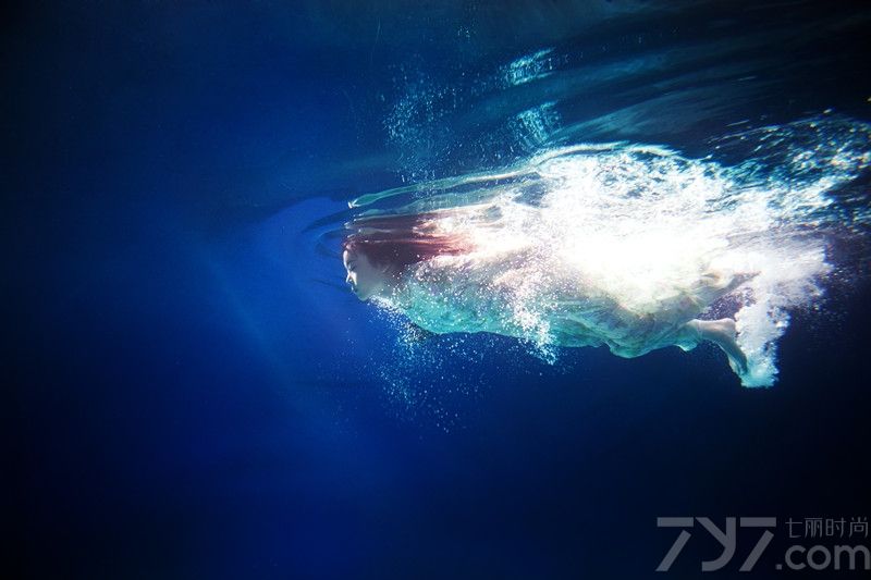 近日，国内娱乐新星90后“氧气女生”裴紫绮因新微电影拍摄补拍水下镜头。整组拍摄在水下完成，感冒多天的裴紫绮带病上阵，白色连衣纱裙展露出完曼妙身姿，化身梦幻精灵，结合纯白大提琴尽显艺术范。
据介绍，当天拍摄因为拍摄场地有时间要求的特殊原因，只能在深夜开拍，裴紫绮整整一个通宵都不得不泡在水里完成整支宣传片的拍摄。然而裴紫绮并不会游泳，现场配有张艺谋影片御用救生员，初次下水的裴紫绮挑战巨大，据爆料被其经纪人强行带入水，潜至水下5米深水，导演要求裴紫绮按脚本做出各种动作，因拍摄时间较长，多次长时间憋气，因此数次呛到险溺水，但仍在巨大水压下坚持高难度拍摄并作出各种表情与动作。
拍摄后裴紫绮更是冒深夜寒风亲自给剧组人员买便当，餐后与导演一起看片子，发现有不满意的地方，立即下水重拍直到筋疲力尽。因此现场工作人员与导演都盛赞裴紫绮敬业，年纪如此小的艺人能这样实属难得。据爆料，裴紫绮最新影视新作，音乐微电影《紫色的夜》即将与新专辑同步上线，裴紫绮首度音乐、影视联手出击，跨领域多栖发展引网友热议。
