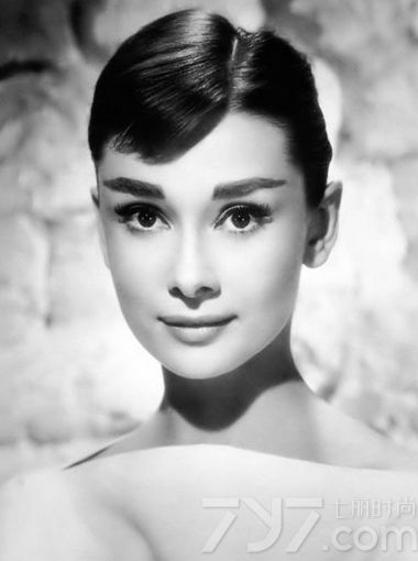 美国好莱坞著名的女影星奥黛丽·赫本(Audrey Hepburn）世人敬仰她为“人间天使”。奥黛丽·赫本的一生，是光辉灿烂的一生，她在黄金时代所创造的银幕形象，正如她自身一样，留给人们美好的印象太强烈了。她在电影史上所占的地位，是不会被岁月所抹掉的。