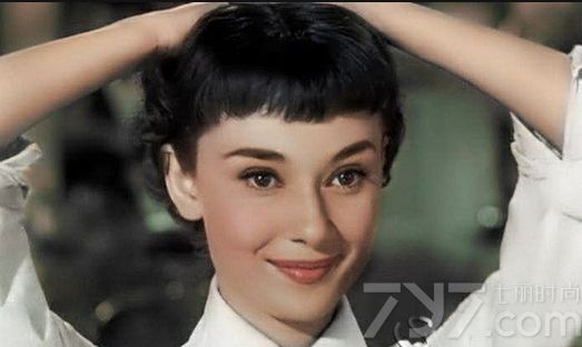 美国好莱坞著名的女影星奥黛丽·赫本(Audrey Hepburn）世人敬仰她为“人间天使”。奥黛丽·赫本的一生，是光辉灿烂的一生，她在黄金时代所创造的银幕形象，正如她自身一样，留给人们美好的印象太强烈了。她在电影史上所占的地位，是不会被岁月所抹掉的。