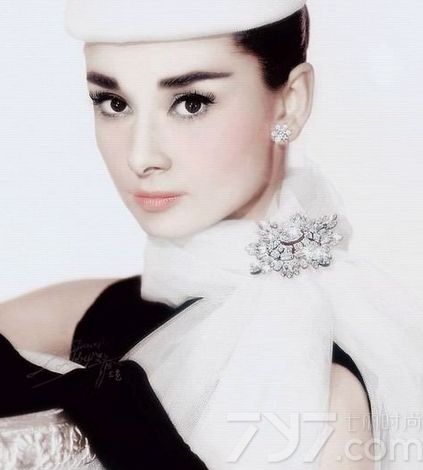 美国好莱坞著名的女影星奥黛丽·赫本(Audrey Hepburn）世人敬仰她为“人间天使”。奥黛丽·赫本的一生，是光辉灿烂的一生，她在黄金时代所创造的银幕形象，正如她自身一样，留给人们美好的印象太强烈了。她在电影史上所占的地位，是不会被岁月所抹掉的。