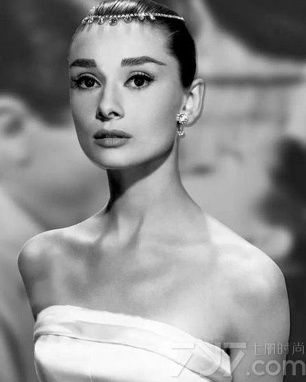 美国好莱坞著名的女影星奥黛丽·赫本(Audrey Hepburn）世人敬仰她为“人间天使”。奥黛丽·赫本的一生，是光辉灿烂的一生，她在黄金时代所创造的银幕形象，正如她自身一样，留给人们美好的印象太强烈了。她在电影史上所占的地位，是不会被岁月所抹掉的。