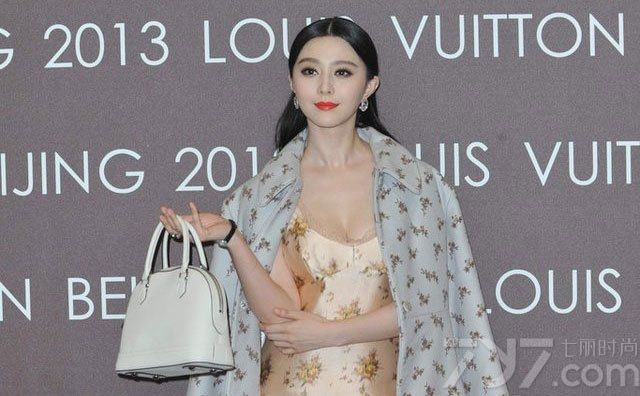 近日，Louis Vuitton2014春夏广告发布，明星到超模一帮名女人为Marc Jacobs告别之作出镜代言，范冰冰是其中一个，这是中国面孔、甚至亚洲面孔第一次出现在LouisVuitton的全球广告上。范冰冰和Louis Vuitton的合作可以追溯到2009年，从开店站台的明星，到出席时装周，从“被赠”Alma手袋到登上“大片”……为什么Louis Vuitton会选上范冰冰呢？范冰冰自2008年以来，在《福布斯》的“中国名人榜”上一路向前，2013年冲至综合排名第一、收入排名第二。从很多角度可以证明范冰冰这几年的努力奋斗有目共睹。2010年，范冰冰由某周刊邀请前往时装周，她全套Louis Vuitton逼进前排，到了下一个季度，她成为了Louis Vuitton巴黎时装周发布会邀请的嘉宾，2012年、2013年，她成为Louis Vuitton的中国区代言人。