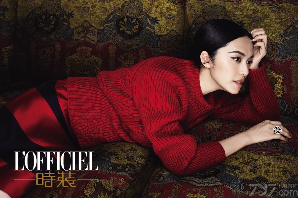 近日，姚晨为《时装L’OFFICIEL》杂志拍摄的封面写真大片曝光。图中姚晨身着黑色薄纱露背礼裙时而优雅性感，时而白色修身长晚礼裙加身典雅大气，时而又身着小鹿斑比印花T恤跪在浴缸里可爱俏皮。而成为母亲不仅是孕育了一个新的生命，对姚晨来说也像是接受了人生洗礼，将她曾蕴藏体内的女性魅力彻底激发了出来，让她看上去那么好那么美。