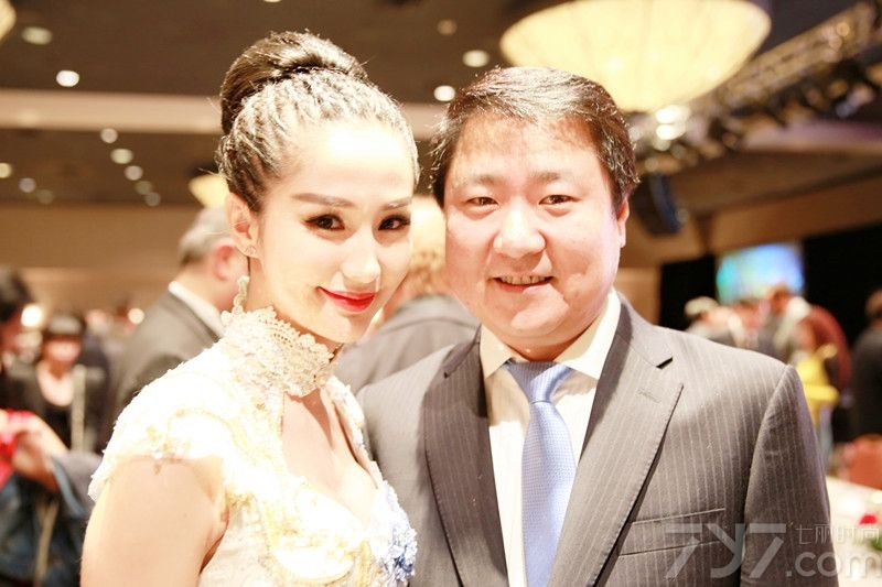 蓝燕在好莱坞红毯凭借一抹白色＂青花瓷凤袍＂高级定制曳地礼服，亮相即赢得全世界媒体的闪光灯聚焦，在好莱坞红毯上脱颖而出！被誉为“中国最性感时尚新宠”的蓝燕此次整体造型妆容到礼服，中西合璧，无一不体现出疯狂的元素，在红毯上蓝燕宛如一个3D立体而又疯狂的中国版芭比娃娃，绽放天赋之美，并在好莱坞掀起了一股疯狂的‘中国美’的风潮。据悉，蓝燕即将于下月继续征战英国伦敦电影节，让我们拭目以待吧。