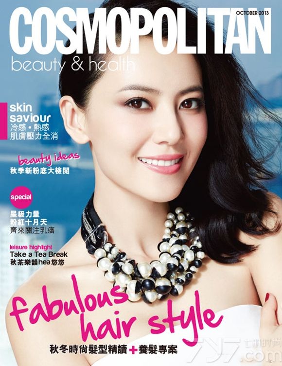 日前，高圆圆一袭优雅白裙登上香港版Cosmopolitan 10月刊封面。精致的妆容配上甜美的微笑，彷佛让身后的维多利亚海港也增色一丝浪漫和情调。内页大片中，高圆圆同样妩媚动人，将优雅和性感演绎的恰到好处。专访中被问及近期在港拍摄的电影《单身男女2》，高圆圆理解道“爱情片讲的是情，若非真挚的去释放情感，是无从触动观众的。”