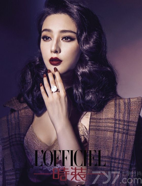 近日，为庆祝有“时装圣经”美誉的《L’OFFICIEL》 92周年生日，《时装L’OFFICIEL》杂志特邀范冰冰拍摄《L’OFFICIEL》 92周年全球庆典刊封面。经典的80年代复古风格，惊艳魅惑，摄人心魄，把女神无可挑剔的美貌散发的淋漓尽致。出道16年，范冰冰办学校、开公司、投资影片、做慈善，样样风生水起。她可以在酒桌上拼干酒杯，转身就可以去为自己的艺术学校剪彩；可以穿上“平凡”的衣装饰演角色，也可以转身就出现在最顶尖的秀场。她说，要想过上自己想过的生活，女人一定要学会选择。做什么样的事，放弃什么样的人，拥有什么样的青春，交往什么样的男人，自己一定要心中有数。