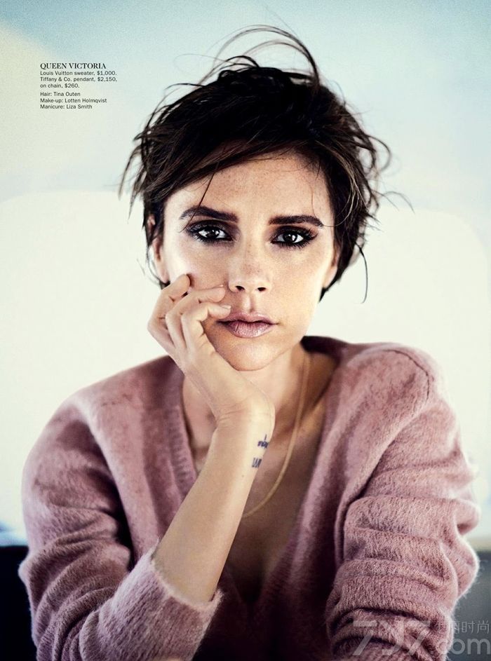 英国时尚设计师维多利亚·贝克汉姆（Victoria Beckham）闪耀《Vogue》澳大利亚版2013年9月刊封面，由摄影师Boo George掌镜，化妆师Carline Newell造型。
从流行歌手变身时尚设计师，维多利亚本身拥有着不可忽视的力量。《Vogue》澳大利亚版2013年9月刊封面时尚图片，向大家展示了一个充满力量和魅力的女性角色，杂志内容里前辣妹还给大家讲述了她的母亲经历、时尚帝国以及与英国最有名的足球运动员贝克汉姆的婚姻故事。