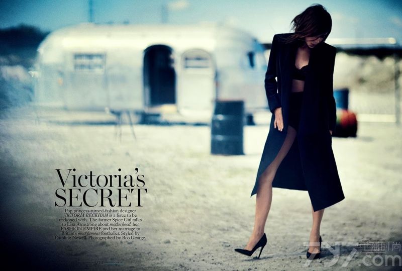 英国时尚设计师维多利亚·贝克汉姆（Victoria Beckham）闪耀《Vogue》澳大利亚版2013年9月刊封面，由摄影师Boo George掌镜，化妆师Carline Newell造型。
从流行歌手变身时尚设计师，维多利亚本身拥有着不可忽视的力量。《Vogue》澳大利亚版2013年9月刊封面时尚图片，向大家展示了一个充满力量和魅力的女性角色，杂志内容里前辣妹还给大家讲述了她的母亲经历、时尚帝国以及与英国最有名的足球运动员贝克汉姆的婚姻故事。