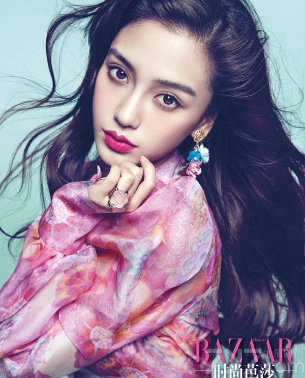 Angelababy，中文名杨颖，出生于上海，13岁时移居香港，有1/4德国血统，著名影星、模特，“新四小花旦”之一。参加周杰伦《世界巡回演唱会香港站》担任其中一位舞蹈员。杨颖以其时尚靓丽的外形、活泼可爱的性格深受观众喜爱，有“宅男女神”、“潮流教主”之称，日本传媒更是封她为「香港女神」。
