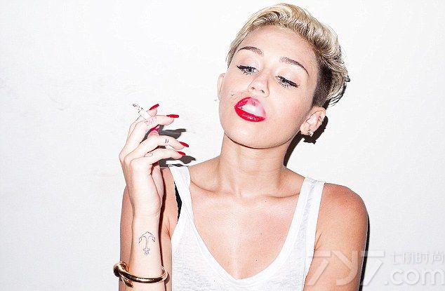 短发性感女神麦莉·赛勒斯（Miley Cyrus）全新大尺度写真图片，由美国当代知名摄影师泰利·理查森（Terry Richardson）拍摄。Terry Richardson是当今世界非常惹争议的时尚摄影师，他的作品充满了对欲望的挑战，喜欢玩极限。麦莉·赛勒斯（Miley Cyrus）全新写真图片中，大尺度玩抓胯动作、口吐烟圈扮演叛逆青年，各种凹造型扮鬼脸挑战她的极限！