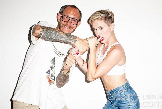 短发性感女神麦莉·赛勒斯（Miley Cyrus）全新大尺度写真图片，由美国当代知名摄影师泰利·理查森（Terry Richardson）拍摄。Terry Richardson是当今世界非常惹争议的时尚摄影师，他的作品充满了对欲望的挑战，喜欢玩极限。麦莉·赛勒斯（Miley Cyrus）全新写真图片中，大尺度玩抓胯动作、口吐烟圈扮演叛逆青年，各种凹造型扮鬼脸挑战她的极限！