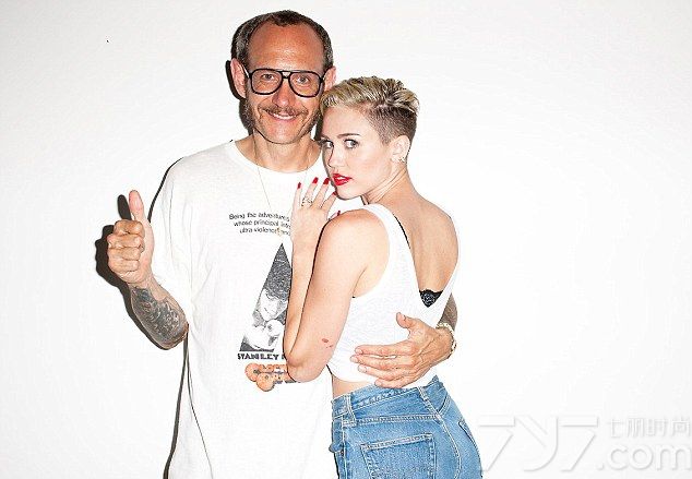 短发性感女神麦莉·赛勒斯（Miley Cyrus）全新大尺度写真图片，由美国当代知名摄影师泰利·理查森（Terry Richardson）拍摄。Terry Richardson是当今世界非常惹争议的时尚摄影师，他的作品充满了对欲望的挑战，喜欢玩极限。麦莉·赛勒斯（Miley Cyrus）全新写真图片中，大尺度玩抓胯动作、口吐烟圈扮演叛逆青年，各种凹造型扮鬼脸挑战她的极限！