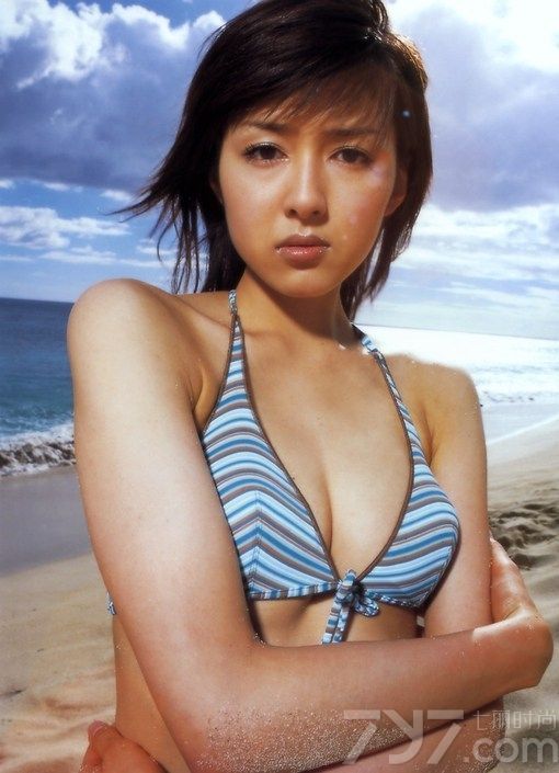 <p>本田真步被称为“日本第一身材”，曾荣获2004日本东部运动泳装小姐，2006年亚洲超级模特大赛媒体关注奖。在日本发展不错的她为日本一个最大的面料厂商东丽作过形象代言人，也是日本DHC的形象代言。</p>