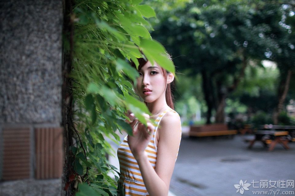 气质清纯的美女总是格外的抢眼，下面为大家带来的这组清纯美女图片，清秀的脸庞，精致的五官，笑容甜美，身穿粉色衬衫+牛仔短裤，在各个街角随意拍摄，休闲时尚又不失文艺气息。