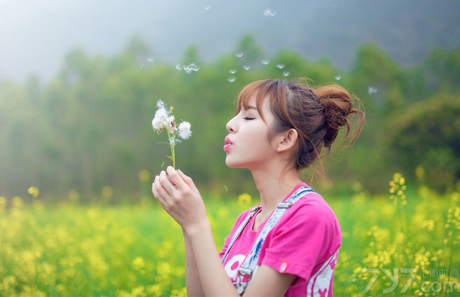 暖春三月，正是油菜花开得最旺盛的时候，这组温柔女子正好借着油菜花拍摄出来的写真，展示小清新甜美的画面，加上阳光的照射下格外的明媚动人。分享一组暖春三月温柔女子写真，看清纯容颜展示俏丽魅力。