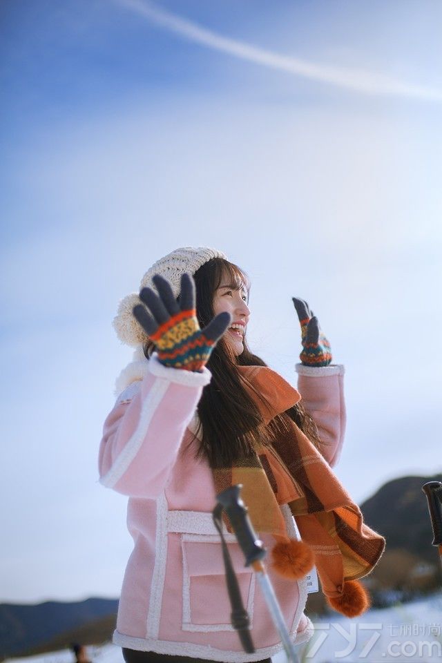 清纯美女浪漫雪天写真图片，模特在冰天雪地里尽量释放魅力，一身粉色系装扮可爱灵动，让你不得不爱。