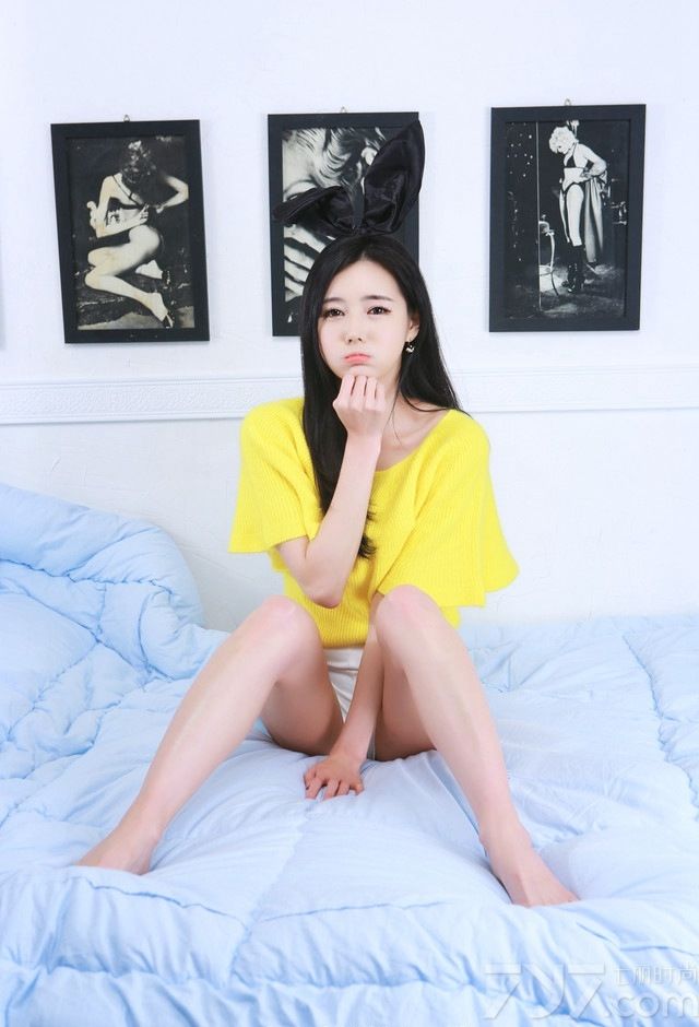 一组很韩版的美少女写真献给大家，青春靓丽的长相，身穿黄色的披肩上衣搭配白色热裤，隐约露出迷人香肩及修长美腿，清新抢眼。可爱的兔女郎装饰，粉粉嫩嫩的，再加上卖萌的表情，可爱至极。