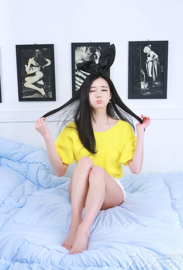 一组很韩版的美少女写真献给大家，青春靓丽的长相，身穿黄色的披肩上衣搭配白色热裤，隐约露出迷人香肩及修长美腿，清新抢眼。可爱的兔女郎装饰，粉粉嫩嫩的，再加上卖萌的表情，可爱至极。