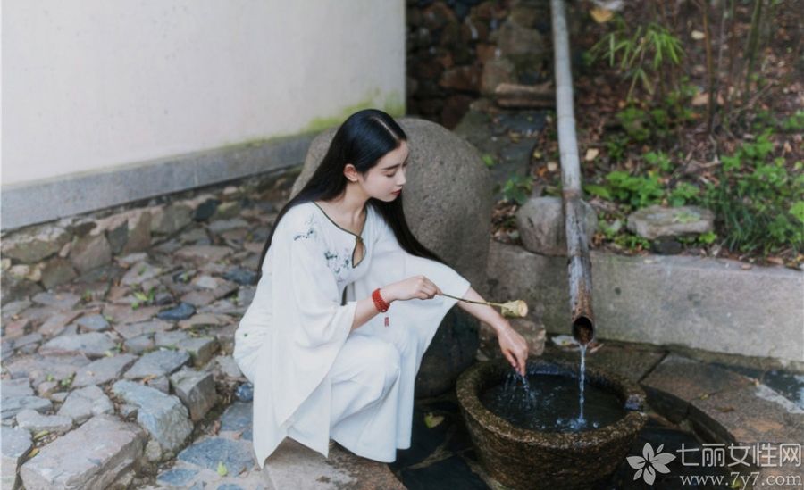 日前，张辛苑曝光了一组在苏州太湖东畔穹窿山拍摄的唯美写真，清新脱俗，宛若仙子。写真中，张辛苑无论是在红墙前低头抚琴，还是在满是垂柳的湖畔远眺，都仿佛是从清雅写意的的古风画卷中走出的翩翩仙子，充满古典美。