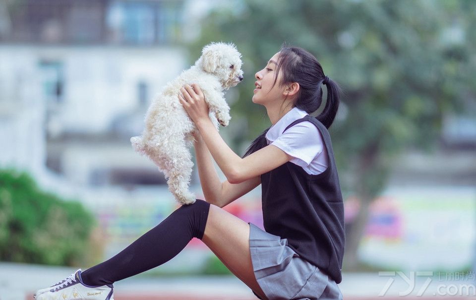 一提到清纯美女，相信很多人跟我一样想到的是大学校园里的学生妹子们吧，下面就为大家分享一组清纯萌妹子生活照，精致的五官，甜美的笑容，身穿学生制服，手抱可爱小狗狗，完美演绎宠物情缘。