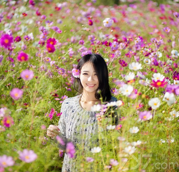 这组娇嫩美女户外清纯写真图片， 以花丛为背景，拍摄出一种让人魅惑的唯美画面，白皙娇嫩肌肤以及甜美笑容更是让人无法抗拒，比花还要灿烂的笑容绝对迷倒男性目光。分享一组娇艳美女清纯写真图片，比花还要娇嫩的容貌太迷人。