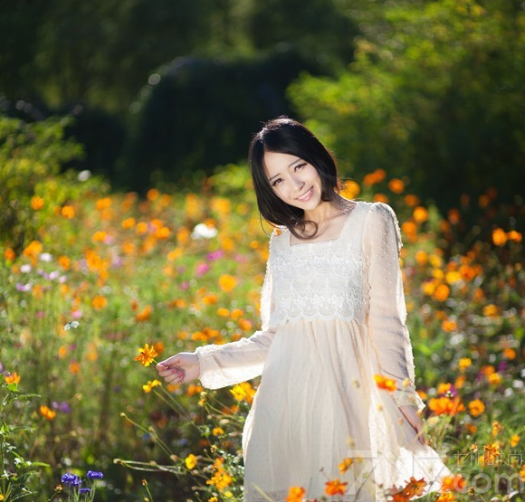 这组娇嫩美女户外清纯写真图片， 以花丛为背景，拍摄出一种让人魅惑的唯美画面，白皙娇嫩肌肤以及甜美笑容更是让人无法抗拒，比花还要灿烂的笑容绝对迷倒男性目光。分享一组娇艳美女清纯写真图片，比花还要娇嫩的容貌太迷人。