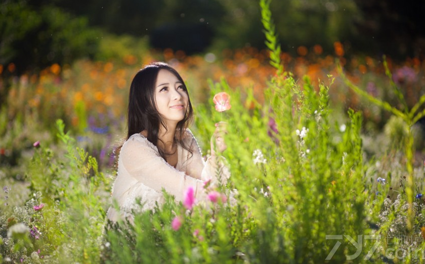 这组娇嫩美女户外清纯写真图片， 以花丛为背景，拍摄出一种让人魅惑的唯美画面，白皙娇嫩肌肤以及甜美笑容更是让人无法抗拒，比花还要灿烂的笑容绝对迷倒男性目光。分享一组娇艳美女清纯写真图片，比花还要娇嫩的容貌太迷人。