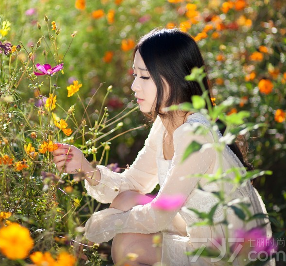 这组娇嫩美女户外清纯写真图片， 以花丛为背景，拍摄出一种让人魅惑的唯美画面，白皙娇嫩肌肤以及甜美笑容更是让人无法抗拒，比花还要灿烂的笑容绝对迷倒男性目光。分享一组娇艳美女清纯写真图片，比花还要娇嫩的容貌太迷人。