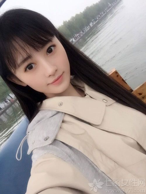 今天为大家带来一组90后绝色美女生活照,相信看完之后你会明白什么叫360度无死角美人。精致的五官，清秀的脸庞，白皙的肌肤，配上齐眉刘海，简直萌萌哒到无敌，有木有。无论正面侧面都是那么的完美迷人。
