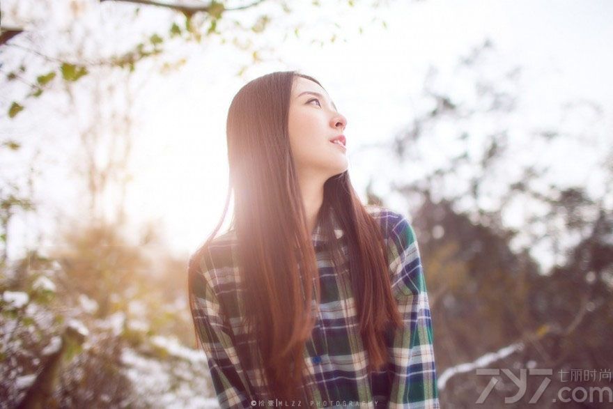 这组由长发美女在雪地里拍摄的清纯写真图片，乌黑的秀发以及清纯娇颜是宅男们心目中完美女神的最佳标准，特别是白皙肌肤和诱人红唇，微微张开白齿和迷人的微笑更让人无法抗拒，分享一组长发美女清纯写真图片，看瓷肌红唇展现诱人魅力。