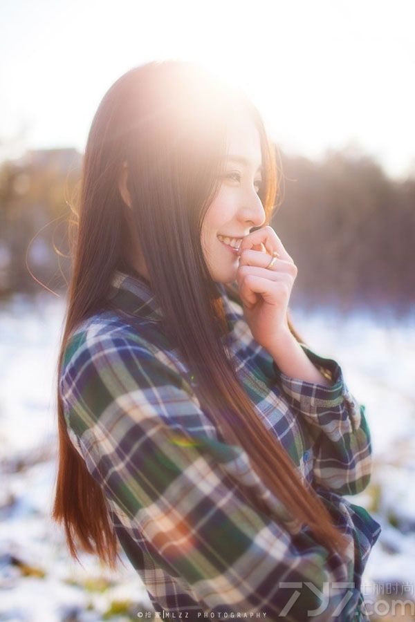 这组由长发美女在雪地里拍摄的清纯写真图片，乌黑的秀发以及清纯娇颜是宅男们心目中完美女神的最佳标准，特别是白皙肌肤和诱人红唇，微微张开白齿和迷人的微笑更让人无法抗拒，分享一组长发美女清纯写真图片，看瓷肌红唇展现诱人魅力。