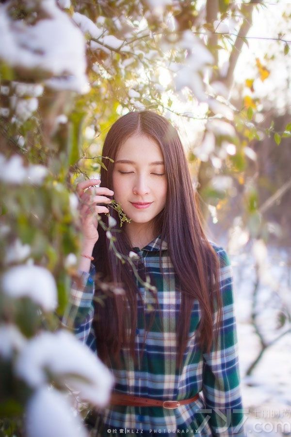 这组由长发美女在雪地里拍摄的清纯写真图片，乌黑的秀发以及清纯娇颜是宅男们心目中完美女神的最佳标准，特别是白皙肌肤和诱人红唇，微微张开白齿和迷人的微笑更让人无法抗拒，分享一组长发美女清纯写真图片，看瓷肌红唇展现诱人魅力。