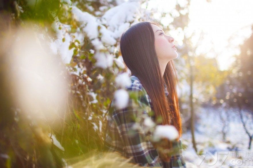 这组由长发美女在雪地里拍摄的清纯写真图片，乌黑的秀发以及清纯娇颜是宅男们心目中完美女神的最佳标准，特别是白皙肌肤和诱人红唇，微微张开白齿和迷人的微笑更让人无法抗拒，分享一组长发美女清纯写真图片，看瓷肌红唇展现诱人魅力。