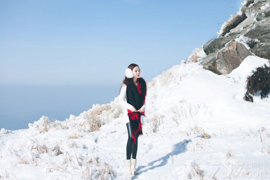 这组由可爱美女在冬日拍摄的清纯写真图片，以雪花为背景拍摄出一种唯美浪漫的魅力，一头乌黑长发与白皙肌肤更让人过目难忘，叫嫩红唇也被衬托得更加诱人，分享一组冬日美女清纯写真图片，看粉嫩白皙肌肤与红唇诱惑。