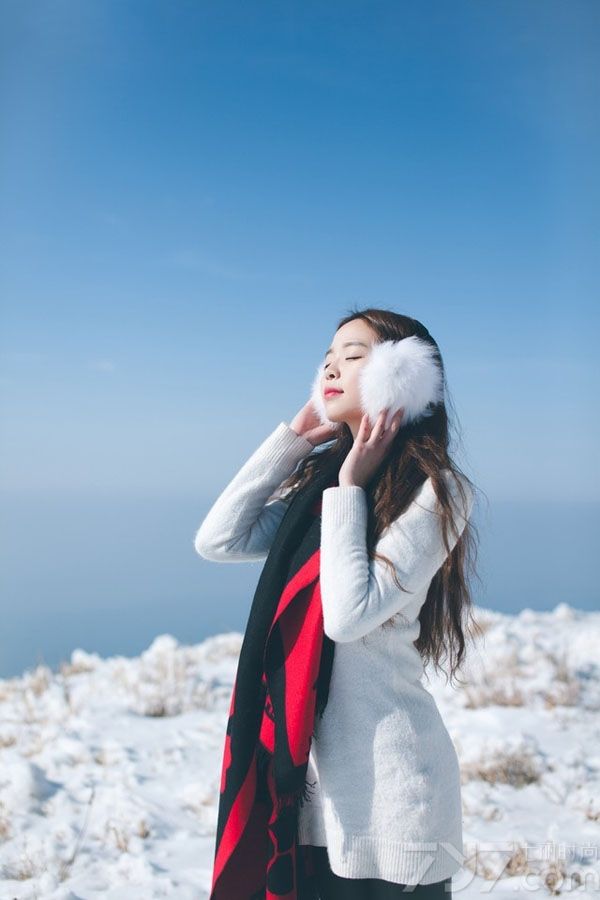 这组由可爱美女在冬日拍摄的清纯写真图片，以雪花为背景拍摄出一种唯美浪漫的魅力，一头乌黑长发与白皙肌肤更让人过目难忘，叫嫩红唇也被衬托得更加诱人，分享一组冬日美女清纯写真图片，看粉嫩白皙肌肤与红唇诱惑。