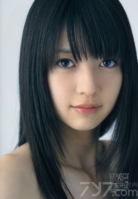 出生于1991年的日本美女逢泽莉娜因为姣好的身材与精致的长相迅速在网络上走红，成为很多宅男的梦中情人，下面就一起来欣赏逢泽莉娜的清纯写真图片，甜美的微笑非常讨人喜欢哦。