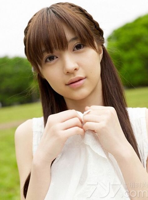 出生于1991年的日本美女逢泽莉娜因为姣好的身材与精致的长相迅速在网络上走红，成为很多宅男的梦中情人，下面就一起来欣赏逢泽莉娜的清纯写真图片，甜美的微笑非常讨人喜欢哦。