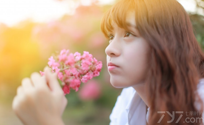 这组可爱美女户外清纯写真图片，笑颜如花的画面任谁看了都会心动不已，特别是会放电的大眼以及一头俏丽的卷发，整个人衬托的更加可爱俏皮，站在花前拍摄的画面，实在太唯美诱人，分享一组可爱美女清纯写真图片，甜美容颜连花朵也被比下去。